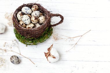 Yumurta Paskalya bezemeli Kupası iç içe ve Beyaz ahşap arka plan üzerinde pamuk. Paskalya kavramı. Düz yatıyordu üstten görünüm kopya alanı. Bahar tebrik kartı
