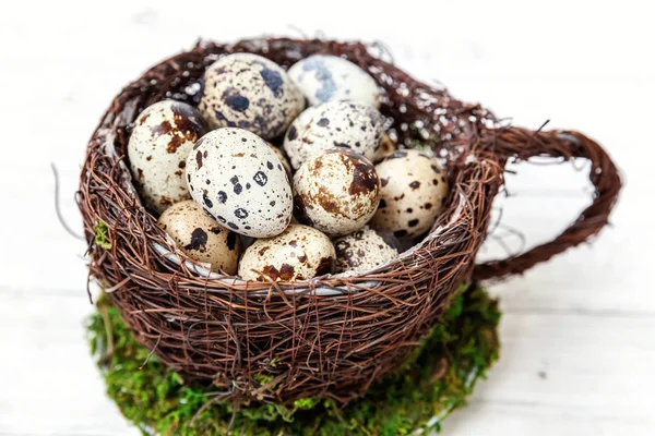 Pasen Decoratie Met Het Nest Cup Witte Houten Achtergrond Pasen — Stockfoto