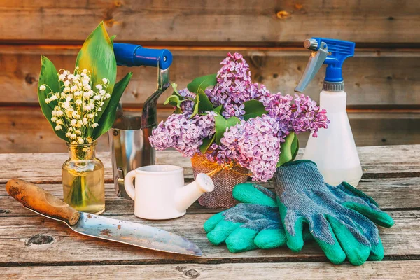 Attrezzi Giardinaggio Annaffiatoio Pala Vanga Potatore Rastrello Guanto Fiori Lilla — Foto Stock