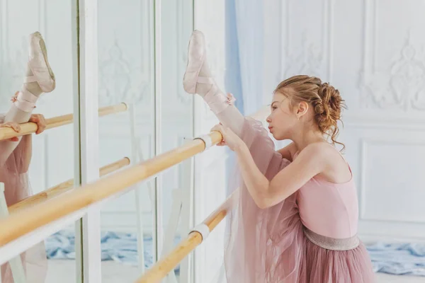 Jovem Dançarina Clássica Balé Aula Dança Bela Graciosa Bailarina Praticar — Fotografia de Stock