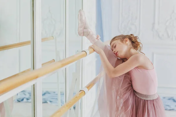 Młoda Tancerka Klasyczna Klasie Tańca Piękne Pełne Wdzięku Baletnice Ćwiczą — Zdjęcie stockowe