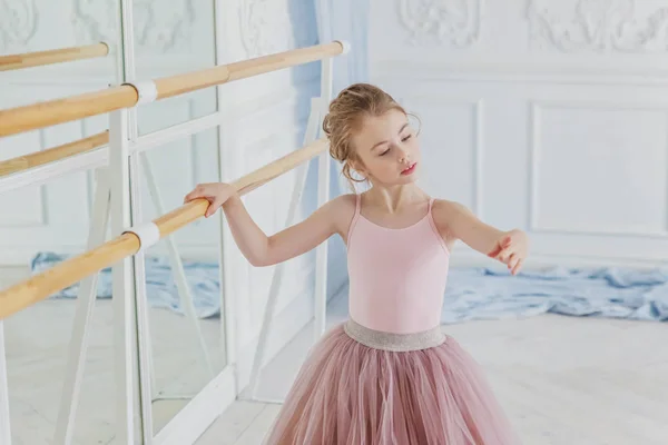 Een Jong Klassiek Balletdanseres Meisje Dansles Prachtige Sierlijke Ballerina Praktijk — Stockfoto