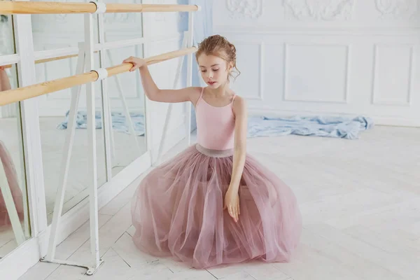 Een Jong Klassiek Balletdanseres Meisje Dansles Prachtige Sierlijke Ballerina Praktijk — Stockfoto