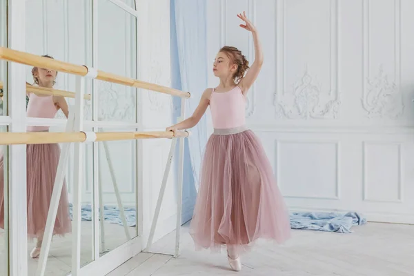 Jovem Dançarina Clássica Balé Aula Dança Bela Graciosa Bailarina Praticar — Fotografia de Stock