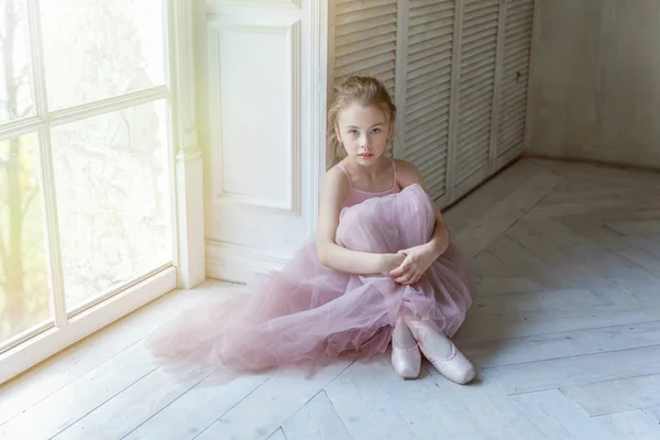 Молодая Танцовщица Балета Танцевальном Классе Красивая Изящная Балерина Розовой Юбке — стоковое фото