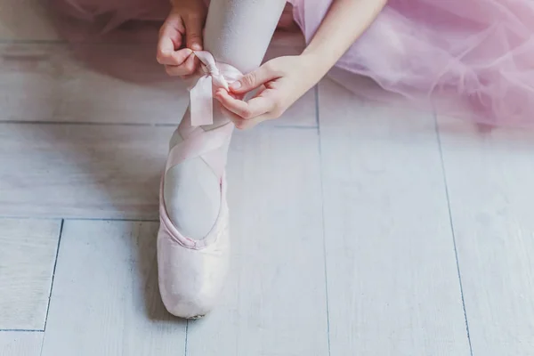 Manos Bailarina Falda Tutú Rosa Pone Zapatos Puntiagudos Pierna Salón —  Fotos de Stock