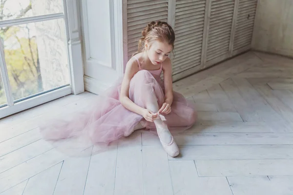 Een Jong Klassiek Balletdanseres Meisje Dansles Mooie Sierlijke Ballerina Roze — Stockfoto