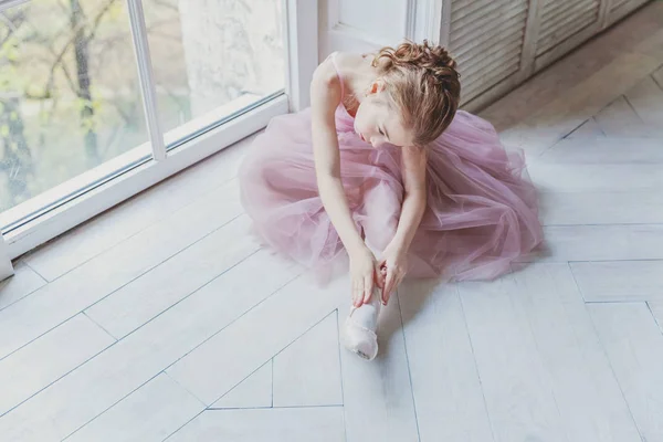 Mladí Klasické Baletní Tanečnicí Taneční Třídě Krásné Elegantní Baletka Praxi — Stock fotografie