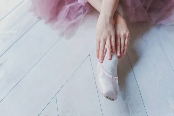 Mani Ballerina Gonna Tutù Rosa Mettono Scarpe Punta Gamba Sala — Foto Stock