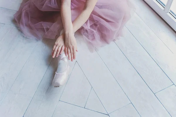 Händerna Ballerina Rosa Tutu Kjol Sätter Tån Skor Benet Vit — Stockfoto