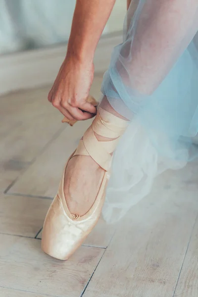 Mani Ballerina Gonna Tutù Blu Mettono Scarpe Punta Gamba Sala — Foto Stock