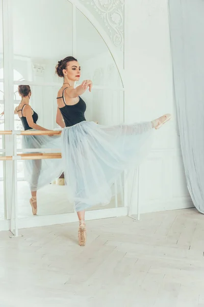 Młody Baletu Klasycznego Kobieta Tancerz Klasie Tanecznej Piękne Baleriny Wdzięku — Zdjęcie stockowe