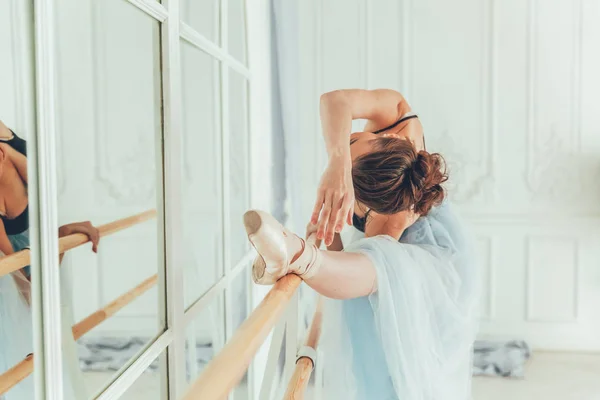 Giovane Ballerina Danza Classica Classe Danza Bella Ballerina Pratica Posizioni — Foto Stock