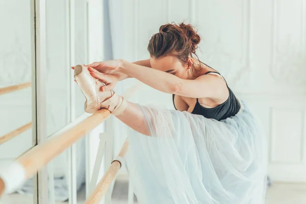 Giovane Ballerina Danza Classica Classe Danza Bella Ballerina Pratica Posizioni — Foto Stock