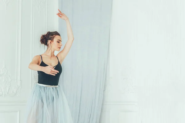 Joven Bailarina Ballet Clásica Clase Baile Hermosa Bailarina Elegante Práctica — Foto de Stock