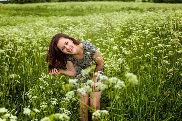 Menina Beleza Livre Desfrutando Natureza Mulher Bonita Que Salta Campo — Fotografia de Stock