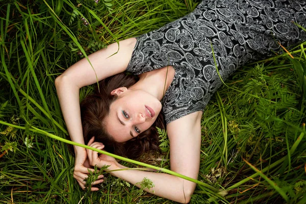 Esmer Kadın Yeşil Çim Üzerinde Yalan Güzellik Kız Açık Havada — Stok fotoğraf