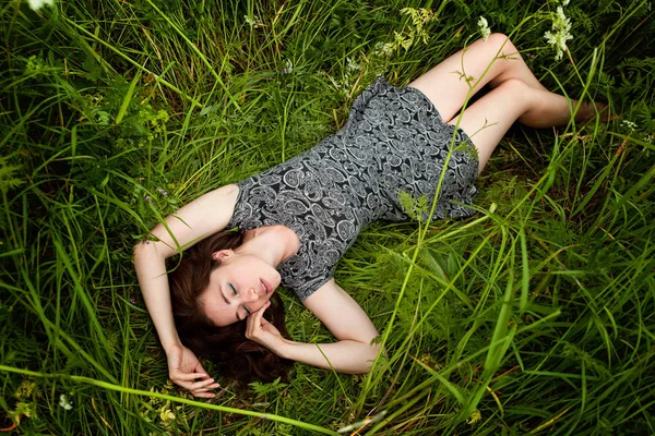 Brünette Frau Auf Grünem Gras Liegend Schönheit Mädchen Freien Genießen — Stockfoto