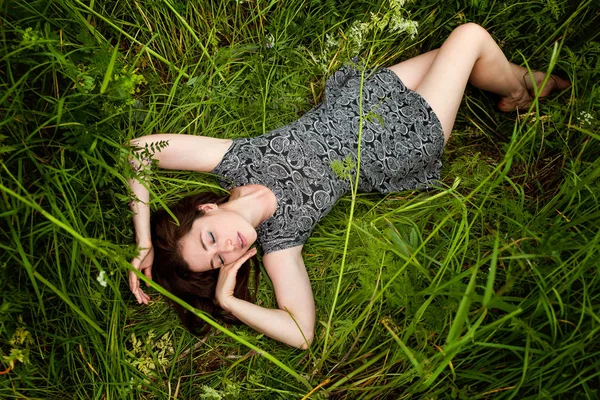 Brünette Frau Auf Grünem Gras Liegend Schönheit Mädchen Freien Genießen — Stockfoto