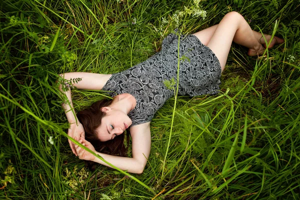 Brünette Frau Auf Grünem Gras Liegend Schönheit Mädchen Freien Genießen — Stockfoto