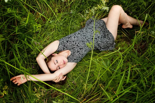 Esmer Kadın Yeşil Çim Üzerinde Yalan Güzellik Kız Açık Havada — Stok fotoğraf