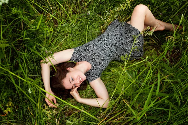 Brünette Frau Auf Grünem Gras Liegend Schönheit Mädchen Freien Genießen — Stockfoto