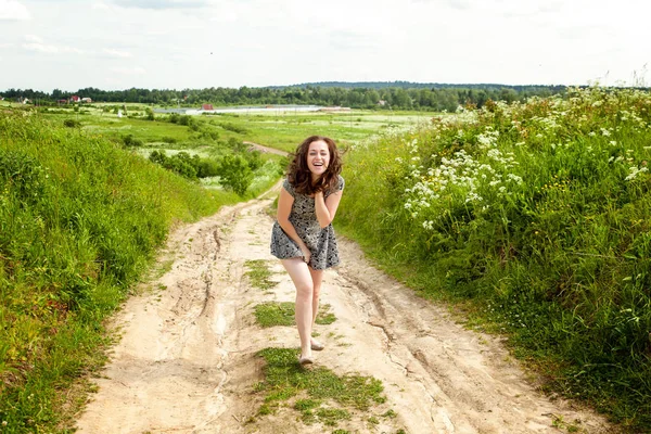美容女孩户外享受大自然 美丽的女人跳在夏日的田野上绽放野花 太阳光 自由快乐的妇女 — 图库照片