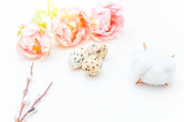 Bahar tebrik kartı. Paskalya yumurtaları söğüt dalı ve pembe taze Lale çiçek buketi beyaz rustik ahşap zemin üzerinde pamuk. Paskalya kavramı. Düz yatıyordu üstten görünüm kopya alanı. Bahar çiçekler