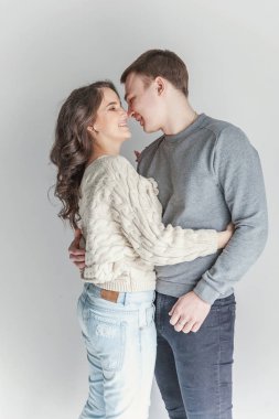 Romantik seksi çift aşık birlikte güzel vakit geçiriyor. Genç kadın kucaklama erkek, beyaz arka plan. Öğrenciler, Gelin, damat, nişan, ilişki, hedefleri, hedef kavramı destekleyen