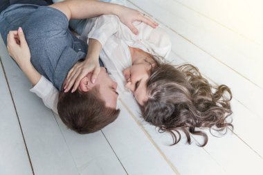 Romantik seksi çift aşık birlikte güzel vakit geçiriyor. Genç kadın kucaklama erkek, beyaz arka plan. Öğrenciler, Gelin, damat, nişan, ilişki, hedefleri, hedef kavramı destekleyen