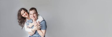 Romantik seksi çift aşık birlikte güzel vakit geçiriyor. Genç kadın kucaklama erkek, beyaz arka plan. Öğrenciler, Gelin, damat, nişan, ilişki, hedef kavramı afiş destek beklentileri,
