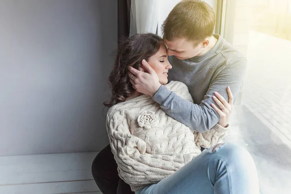 浪漫性感的情侣在爱情有美好的时光在一起 年轻女子拥抱男友 白色背景 支持依赖理念 — 图库照片