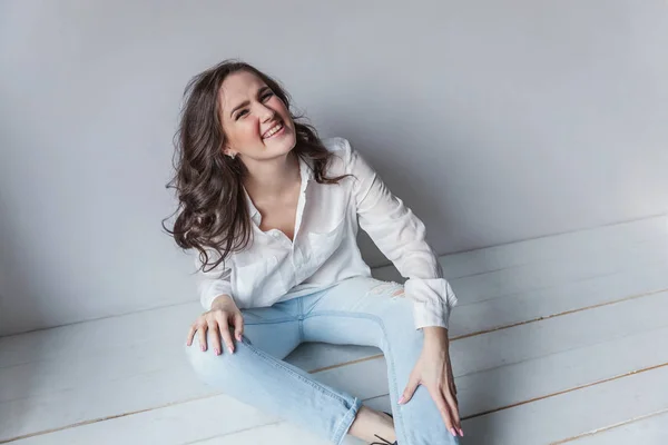 Menina Adolescente Feliz Sorrindo Jovem Feliz Mulher Positiva Camisa Branca — Fotografia de Stock