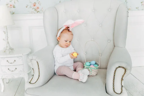 Niña Pequeña Con Orejas Conejo Día Pascua Niña Sosteniendo Cesta —  Fotos de Stock