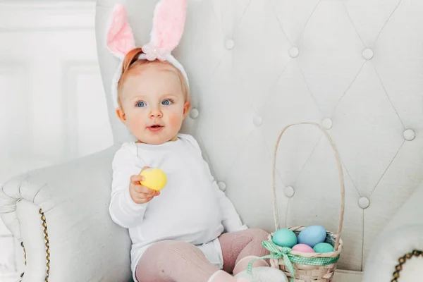 Bambina Con Orecchie Coniglio Giorno Pasqua Ragazza Che Tiene Cesto — Foto Stock