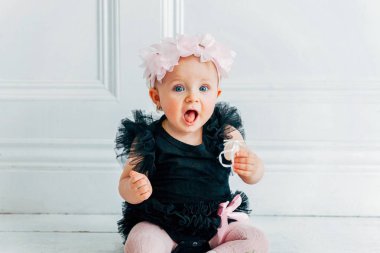 Bahar çelenk Paskalya gününde giyen küçük çocuk kız. Sepetle tutan kız ev dekorasyon, yumurta Paskalya yumurtası avına eğleniyor boyalı. Mutlu Paskalya tatil kutlama kavramı