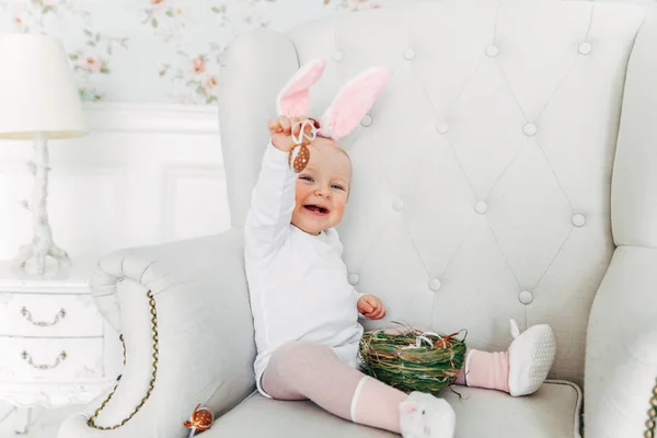 イースターの日にバニーの耳を着て子供 ちいさな女の子 バスケットを持って女の子に描かれた家の装飾で卵イースターエッグ ハントを楽しんでします 幸せなイースター休日の祭典春コンセプト — ストック写真