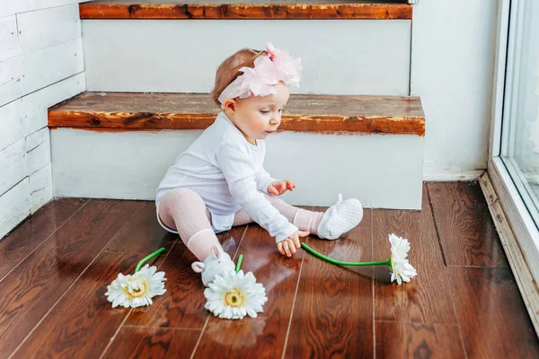 Lachende Babymeisje Één Jarige Dragen Lente Krans Aanbrengen Vloer Heldere — Stockfoto