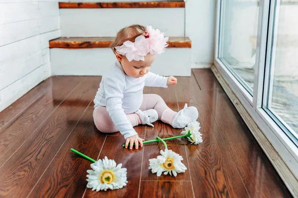 Piccola Bambina Sorridente Anno Che Indossa Ghirlanda Primaverile Situata Sul — Foto Stock