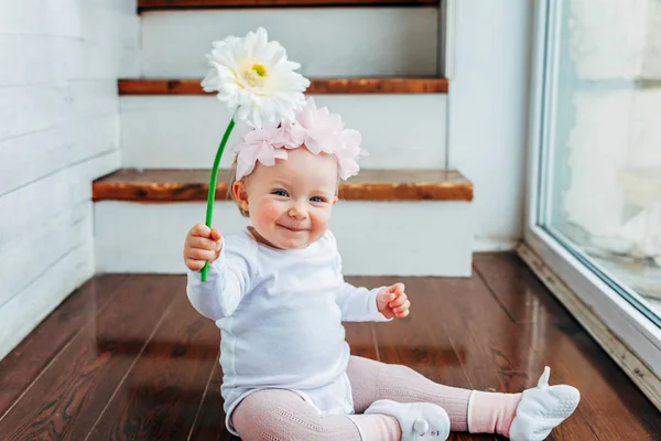 Pequeña Niña Sonriente Año Edad Con Corona Primavera Sentada Suelo —  Fotos de Stock