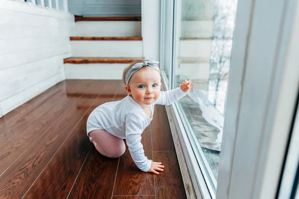 Kruipende Babymeisje Één Jarige Aanbrengen Vloer Heldere Lichte Woonkamer Buurt — Stockfoto