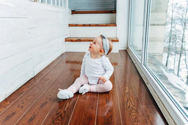 Piccola Bambina Strisciante Anno Che Trova Sul Pavimento Luminoso Soggiorno — Foto Stock