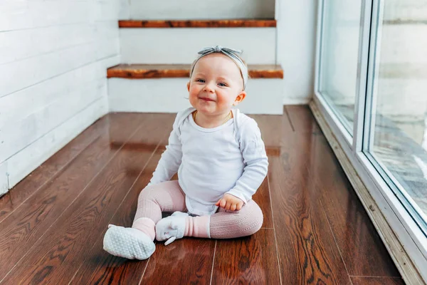 Pequena Menina Rastejando Ano Idade Situada Chão Luz Brilhante Sala — Fotografia de Stock