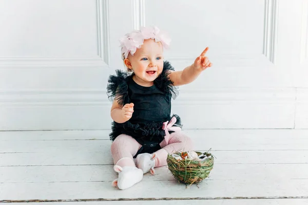 Menina Pequena Usando Coroa Primavera Dia Páscoa Menina Segurando Cesta — Fotografia de Stock