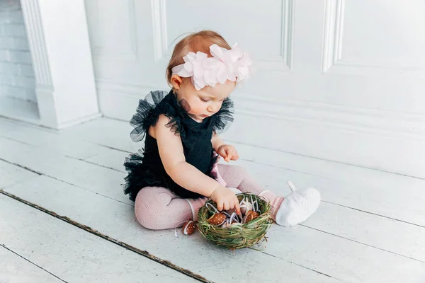 Menina Pequena Usando Coroa Primavera Dia Páscoa Menina Segurando Cesta — Fotografia de Stock