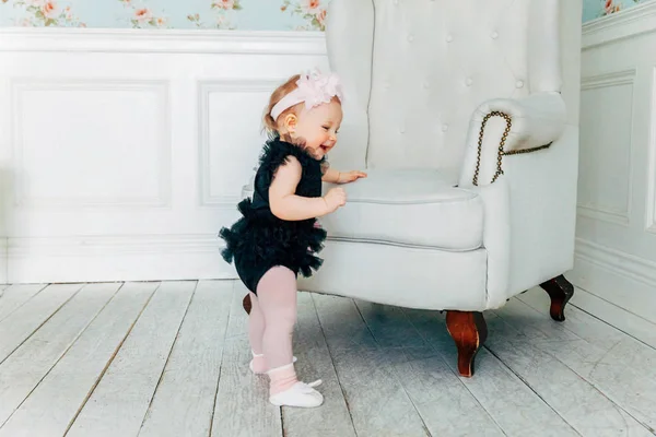 Pequena Menina Ano Idade Vestindo Coroa Primavera Perto Cadeira Aconchegante — Fotografia de Stock