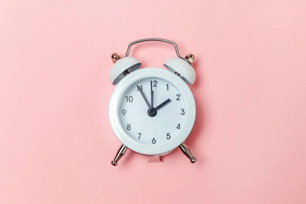 ピンクのパステルカラーのトレンディーな背景に隔離されたツインベルヴィンテージの古典的な目覚まし時計をリンギング 人生の残りの時間良い朝の夜の目覚めの概念を覚ます フラットレイアウトトップビューコピースペース — ストック写真