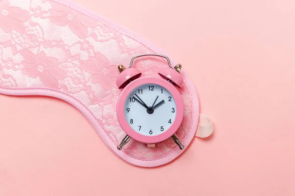 不要打扰我 让我睡觉 睡觉的眼罩 闹钟隔离在粉红色柔和五颜六色的时尚背景 旅游的概念 — 图库照片