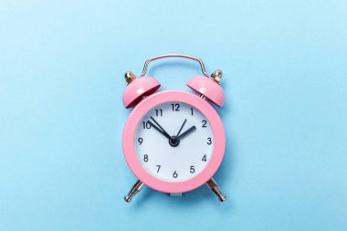 İki Yataklı çan vintage klasik çalar saat göl kenarında mavi pastel renkli şık arka planda çalıyor. Yaşam süresi saat sabah gece iyi dinlen uyanık kavramı uyandır. Düz yatıyordu üstten görünüm kopya alanı