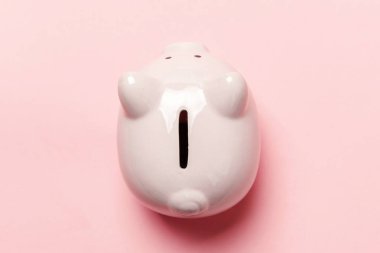 Yatırım bütçe servet emeklilik finansal para bankacılık kavramı kaydetme. Pembe kumbara, pembe pastel renkli şık arka plan izole. Düz yatıyordu üstten görünüm kopya alanı